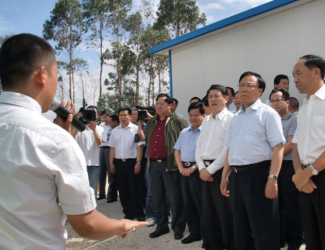 時任云南省省委副書記現(xiàn)任云南省長李紀(jì)恒等陪同甘肅省黨政代表團來我司考察